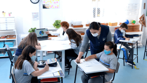 A professora orientadora na sala de aula montessoriana