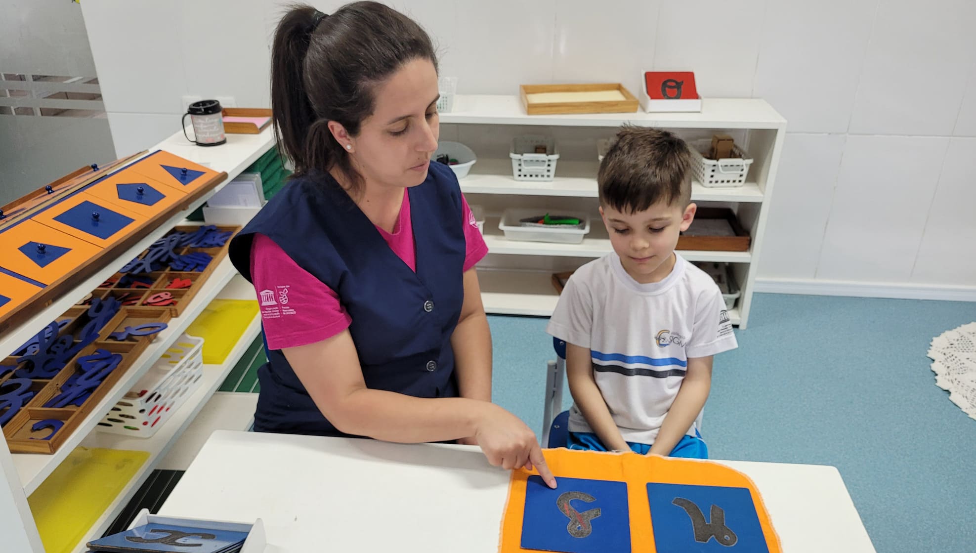 A Lição de Três Tempos no Método Montessori