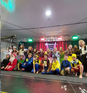Grupo de alunos no Festival de Teatro