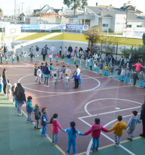Alunos de mãos dadas no Manifesto da Paz
