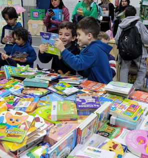 Crianças folheando livros na Feira Literária