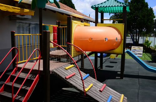 Estrutura de playground com escorregador tubular laranja
