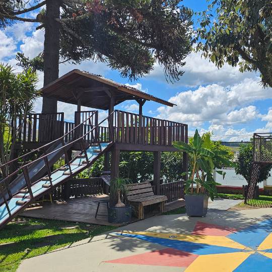 Estrutura de playground com escorregador tubular laranja